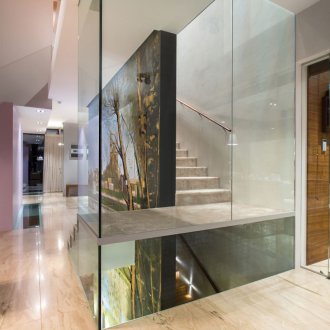 Стълбище със стъклена преграда във вътрешността на къщата
