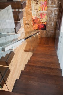 Красиво стълбище със стъклен парапет