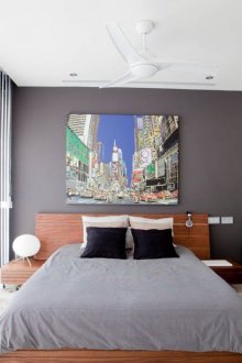 Вертикални бели щори в интериора на спалнята