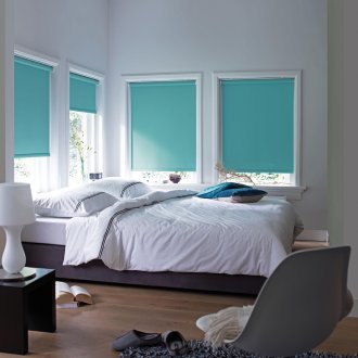 Тюркоазени ролетни щори в спалнята