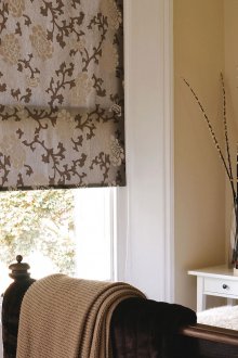 Кафяви ролетни щори в спалнята