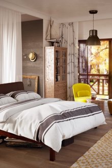 Кафяви щори в спалнята