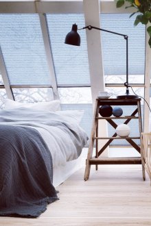 Сини ролетни щори в таванската спалня