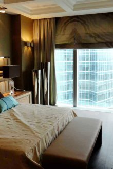 Комбинацията от римски и обикновени завеси в спалнята