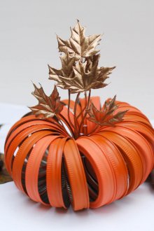 Тиква за Хелоуин, направена от капачки и листа