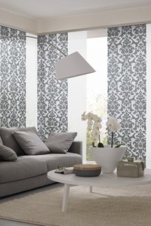 Graue und weiße Vorhänge im japanischen Stil im Wohnzimmer