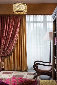 Braune und rote orientalische Vorhänge