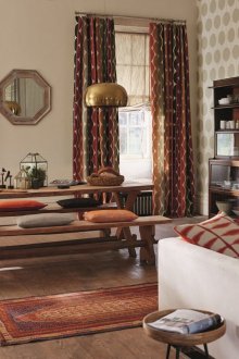 Ethnische Vorhänge im Wohnzimmer.