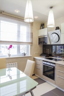 White, beige and mint colors in the interior of the kitchen