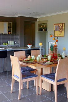 Бежова сива фън шуй голяма кухня