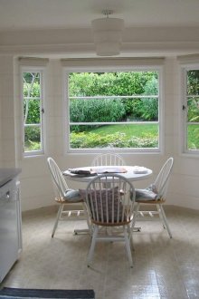 Светла малка кухня