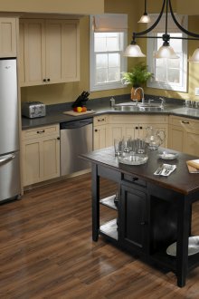 Бежова и кафява кухня с малък остров.