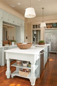 Монетна бежова кухня с кафяв под