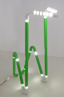 Необичайна високотехнологична настолна лампа