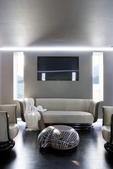 Високотехнологична LED лента около периметъра на хола