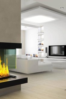 Плосък полилей и прожектори в светъл хол с камина