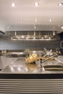 Прожектори в интериор на високотехнологична кухня