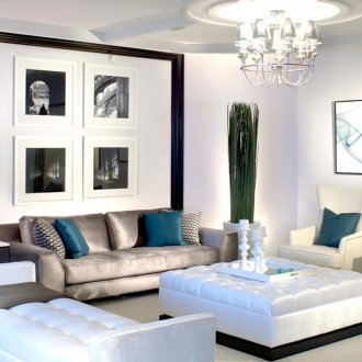 거실의 촛대와 꽃병