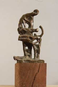 금속과 나무로 만든 특이한 입상