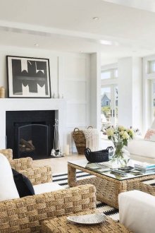 거실에 있는 나무 바닥 인형