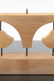 나무와 금속으로 만든 추상적인 입상입니다.