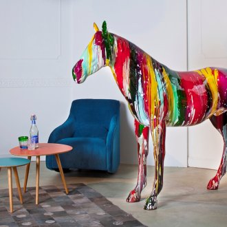 여러 가지 빛깔의 동상 - 내부의 말