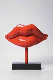 붉은 입술 조각상