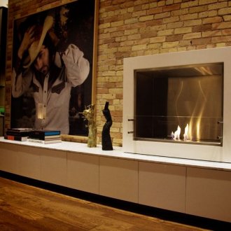 내부의 작은 조각상