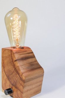 Малка дървена лампа за маса