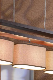 Стилен светъл дървен полилей