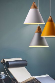 Полилеи във формата на конус с акценти от дърво