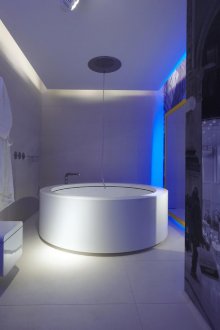 Оригинално високотехнологично осветление за баня