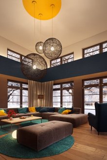 Кръгли полилеи в стил Арт Нуво в хола