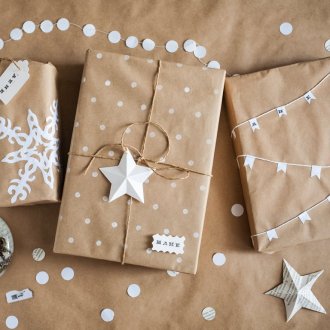 Опаковане на подаръци в занаятчийска хартия