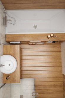 Pelupusan bilik mandi 5 meter persegi dengan trim kayu