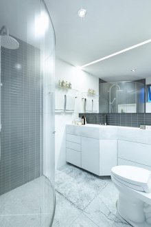 Reka bentuk bilik mandi hitam dan putih yang moden