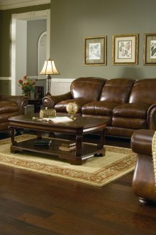 거실에 있는 갈색 가죽 소파