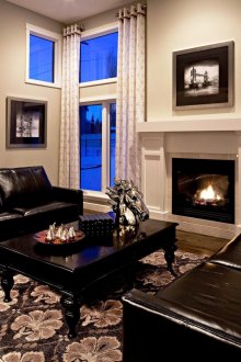 벽난로가 있는 거실의 가죽 블랙 소파