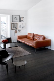 블랙 앤 화이트 인테리어의 다크 오렌지 가죽 소파