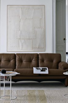 밝은 인테리어의 계피 가죽 소파