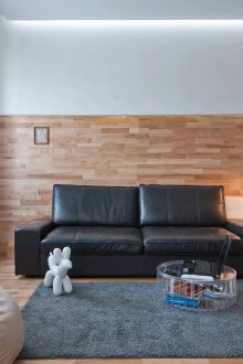 브라운과 화이트 인테리어의 블랙 가죽 소파