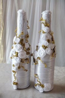Декор за сватбена бутилка от бяло и златно