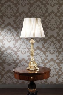 Класическа настолна лампа с бял абажур