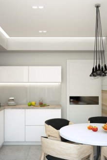 Хоризонтални ивици и плочки, подобни на дърво в дизайна на кухнята