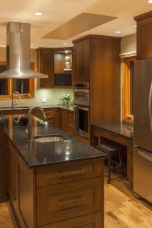 Кафяво-черна кухня с остров от 15 кв.м.