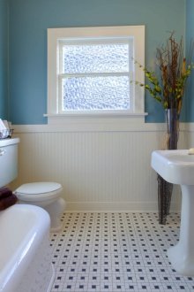 Bilik mandi biru dan putih