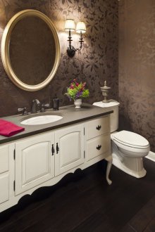 Bilik mandi coklat dan putih yang bergaya