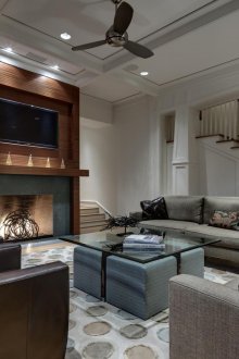 Сив диван еврокнига в хола с камина