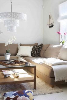 Светлокафяв диван еврокнига в хола