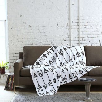 Кафяв диван еврокнига в светъл хол